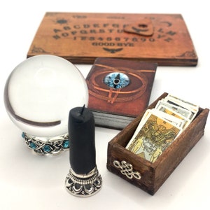Juego de miniaturas de brujería a escala 1:6, impresionante bola de cristal, libro de ojos de dragón, tablero de ouija, caja de cartas del tarot, vela negra, decoración de casa de muñecas