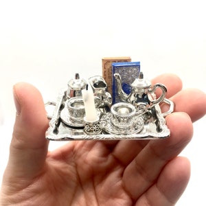 1: 12 literarisches Tee-Set für die Puppenstube mit Miniatur-Büchern, einem silbernen Miniatur-Tee-Set, einer Kerze und einem silbernen Tablett