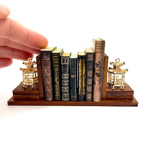 Étagère pagode miniature à l'échelle 1:6 avec (facultatif) 7 livres miniatures, accessoires de bibliothèque pour maison de poupée