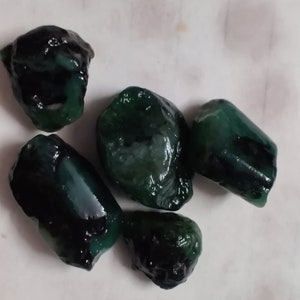 5 stuks AAA ++ Onbehandeld Mooi Rijk Groen Natuurlijke Emerald Ruwe edelstenen, Green Emerald losse edelsteen, 139 karaat