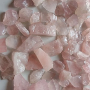 Pu&ograve; includere: Una collezione di cristalli di quarzo rosa, alcuni con un aspetto pi&ugrave; opaco, altri con un aspetto pi&ugrave; traslucido. I cristalli sono di varie dimensioni e forme, alcuni sono lunghi e sottili, altri sono corti e larghi.