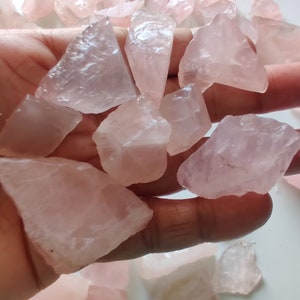 Pu&ograve; includere: Una collezione di cristalli di quarzo rosa, alcuni con un aspetto pi&ugrave; opaco, altri con una qualit&agrave; traslucida. I cristalli sono grezzi e non levigati, con bordi e punte naturali.