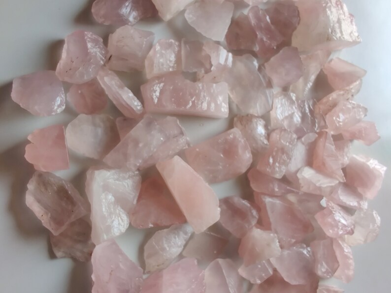 Pu&ograve; includere: Una collezione di cristalli di quarzo rosa, alcuni con un aspetto pi&ugrave; opaco, altri con un aspetto pi&ugrave; traslucido. I cristalli sono di varie dimensioni e forme, alcuni sono lunghi e sottili, altri sono corti e larghi.