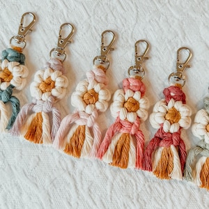 Mini Macrame Daisy Flower Keychain - Etsy