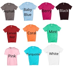 Op de afbeelding: Een verzameling van tien T-shirts in verschillende kleuren, waaronder asfalt, babyblauw, bes, zwart, canvas rood, koraal, mint, roze, turquoise en wit.