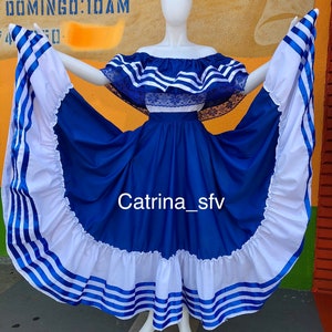 Outfit aus schulterfreiem Rock und Bluse aus El Salvador, Honduras und Nicaragua, ideal für ein nationales Ereignis oder ein Unabhängigkeitsereignis.
