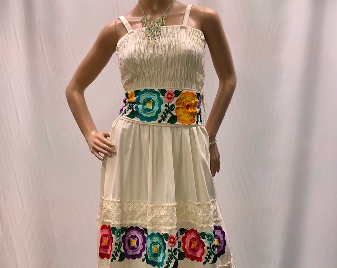 Vestido mexicano, vestido bordado, vestido artesanal, vestido típico, vestido Yucatan, fiesta mexicana, traje nacional, vestido Folclorico