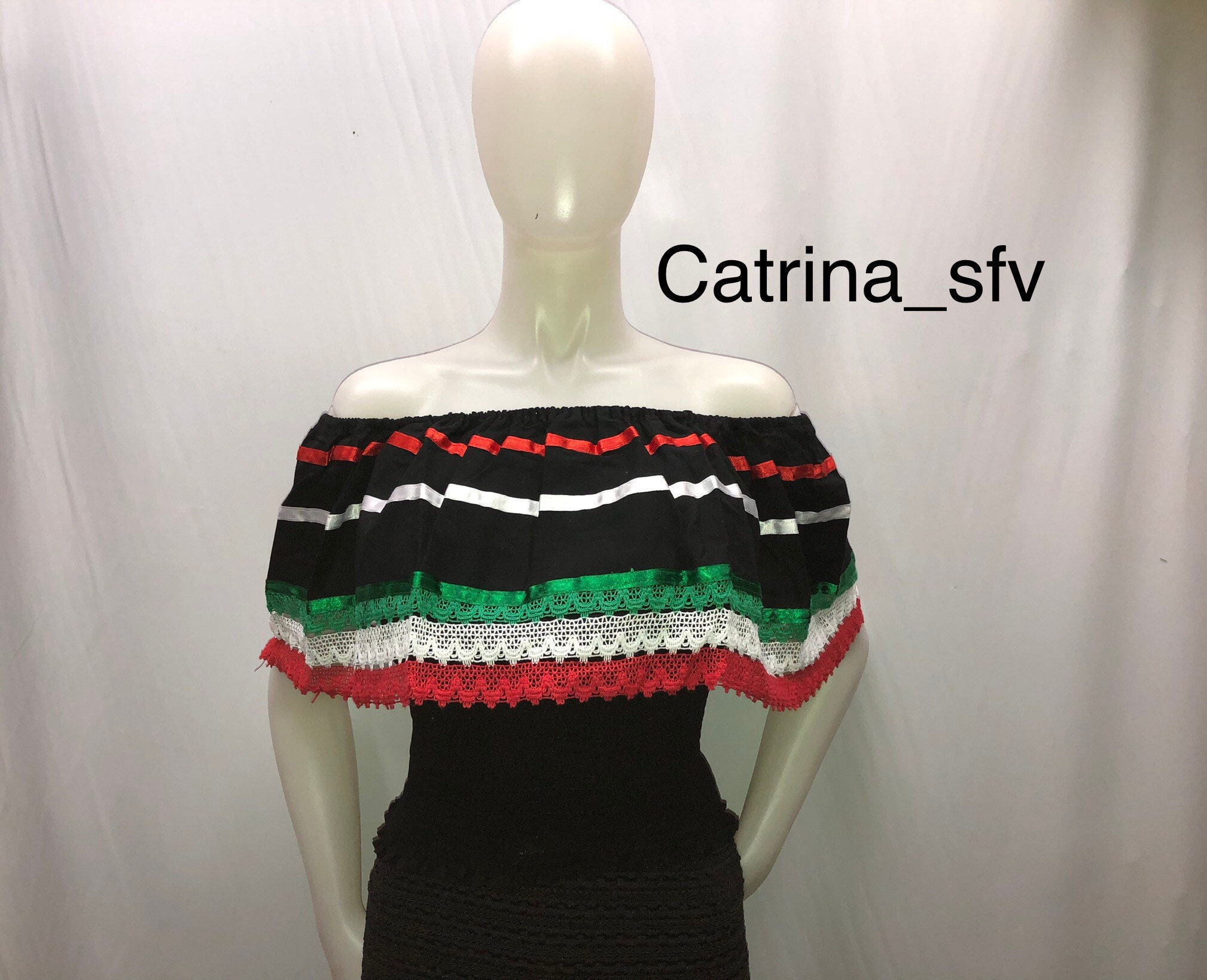 Blusa negra con olanes new arrivals