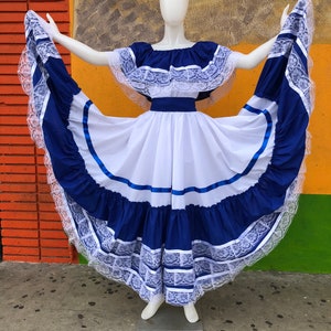 Traje de falda y blusa de El Salvador,Honduras, Nicaragua fuera de los hombros ideal para un evento nacional o independencia