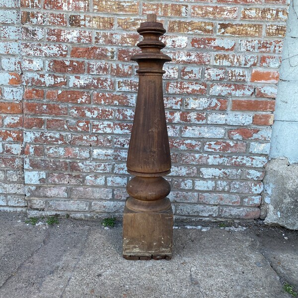 Antiguo salvamento arquitectónico nogal negro newel post circa 1850.