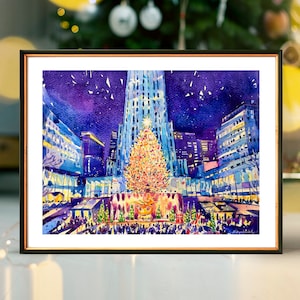 Può includere: Un dipinto ad acquerello di un grande albero di Natale di fronte a un edificio alto di notte. L'albero è decorato con luci e ornamenti, e l'edificio è illuminato da luci. Ci sono persone radunate intorno all'albero, e il cielo è pieno di stelle.