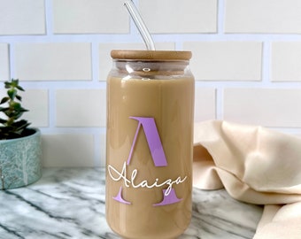 Vaso de lata personalizado de 16 oz con tapa de bambú y pajita curva, vaso de vidrio de café helado con tapa, vaso de vidrio de vinilo con pajita, vaso de lata inicial