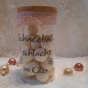 Świąteczna bitwa na śnieżki w szklanym słoiku ze słodyczami