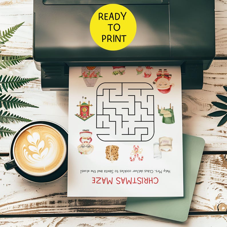Op de afbeelding: Printbare kerstlabyrint-activiteitspagina met een zwart-wit labyrint en kleurrijke illustraties van de kerstman, elven, koekjes en snoepstokken. De tekst op het blad luidt "Christmas Maze" en "Help Mrs. Claus deliver cookies to Santa and the elves!" met een gele cirkel bovenaan die "Ready to Print" zegt.