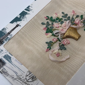 Bordado feito à mão com fita de seda ROSE CESTA finalizado/concluído. Emoldurado ou cartão postal.