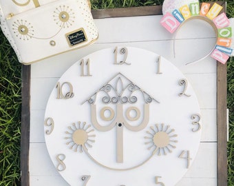 カラフルな「イッツ・ア・スモールワールド」の時計 || スモール