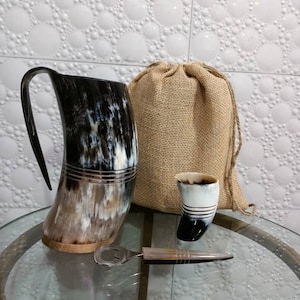 Wikinger Trinkbecher aus Ochsenhorn, Schnapsglas und Flaschenöffner (3 teiliges Set) Wikingerkultur Trinkhorn - fertig poliert. Ring