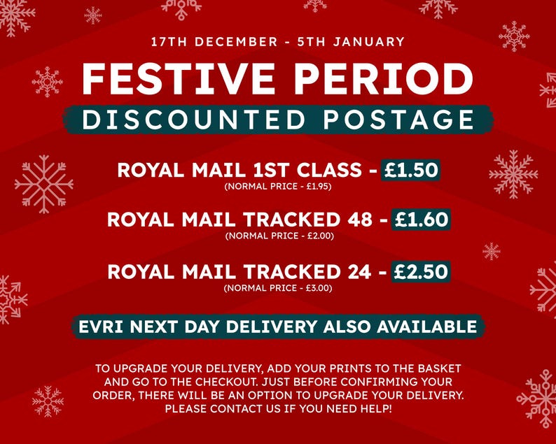 Pu&ograve; includere: Motivo a fiocco di neve rosso e bianco su sfondo rosso con testo bianco che recita "Periodo festivo Francobollo scontato". Il testo elenca i prezzi scontati per Royal Mail 1st Class, Royal Mail Tracked 48 e Royal Mail Tracked 24. Il testo indica anche "Consegna il giorno successivo di Evri disponibile anche".