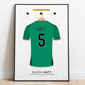 Pu&ograve; includere: Una maglia da calcio verde con strisce bianche e nere sulle maniche. La maglia ha il nome "WATT" e il numero "5" sul retro. Il testo "OLIVIA WATT NEWCASTLE UNITED WOMEN #5 21 APPEARANCES" &egrave; stampato sotto la maglia.