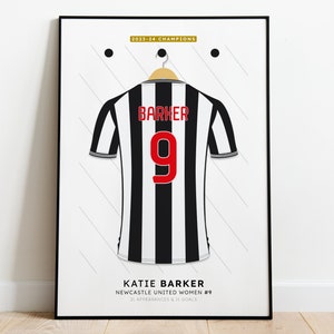 Pu&ograve; includere: Una maglia da calcio a strisce bianche e nere con il nome "BARKER" e il numero "9" in rosso sul retro. La maglia &egrave; appesa a un appendiabiti e ha il testo "2023-24 CHAMPIONS" in alto. Il testo "KATIE BARKER NEWCASTLE UNITED WOMEN #9 21 APPEARANCES & 11 GOALS" &egrave; in basso.