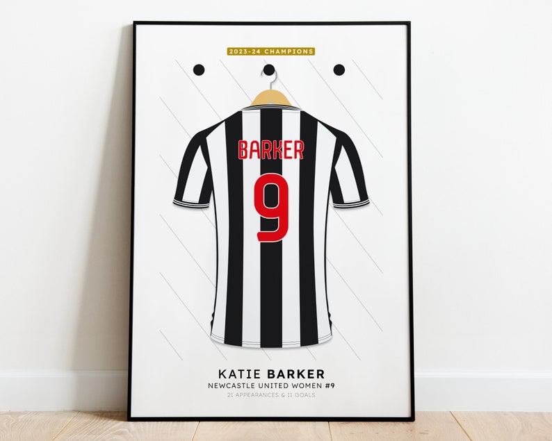Pu&ograve; includere: Una maglia da calcio a strisce bianche e nere con il nome "BARKER" e il numero "9" in rosso sul retro. La maglia &egrave; appesa a un appendiabiti e ha il testo "2023-24 CHAMPIONS" in alto. Il testo "KATIE BARKER NEWCASTLE UNITED WOMEN #9 21 APPEARANCES & 11 GOALS" &egrave; in basso.