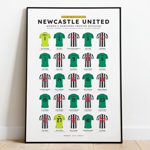 Pu&ograve; includere: Un poster in bianco e nero con il testo "Newcastle United" in lettere dorate. Il poster presenta la formazione della squadra delle campionesse della Women's Northern Premier Division 2023-24. La maglia di ogni giocatrice &egrave; mostrata con il suo nome e numero.