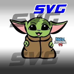 Puede incluir: Una ilustración de dibujos animados de un bebé verde con ojos grandes, que lleva una túnica marrón con capucha. El personaje sonríe y tiene orejas grandes. La imagen incluye el texto "SVG" en letras azules y "MAGIC CREATIONS PR" en letras negras, rojas y azules.