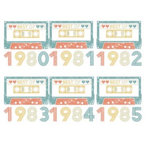 Könnte beinhalten: Ein Retro-Design mit Kassetten und den Jahren 1980 bis 1985. Jede Kassette trägt die Aufschrift "BEST OF" und Herz-Icons. Das Design verwendet eine Vintage-Farbpalette aus Teal, Koralle und Creme, für einen nostalgischen Look.