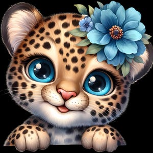 Könnte beinhalten: Cartoon-Illustration eines Leopardenbabys mit großen blauen Augen und einer rosa Nase. Das Baby trägt einen Blumenkranz aus blauen Blüten und grünen Blättern. Das Fell des Leoparden ist braun mit schwarzen Flecken, vor schwarzem Hintergrund.