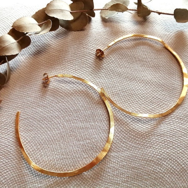 Créoles martelés dorées à l'or fin mat, boucles d'oreilles dorées, anneaux dorés, boucles d'oreilles originales