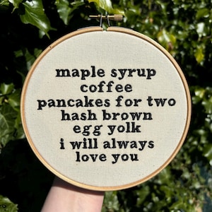 Ahornsirup, Kaffee, Pfannkuchen für Zwei, Rösti, Eigelb, Ich Will Immer Liebe Dich Harry Styles Keep Fahren Songtext 6-Zoll-Stickerei.