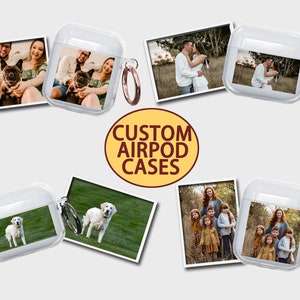 Puede incluir: Fundas transparentes de pl&aacute;stico para AirPods con impresiones fotogr&aacute;ficas personalizadas. Las fundas presentan una variedad de im&aacute;genes, incluyendo una pareja, una familia, un perro y un perro con sus due&ntilde;os. Las fundas tienen un lazo para llavero y vienen con un llavero de metal.