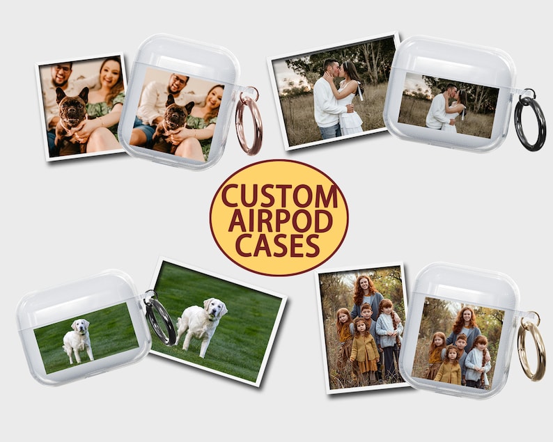 Puede incluir: Fundas transparentes de pl&aacute;stico para AirPods con impresiones fotogr&aacute;ficas personalizadas. Las fundas presentan una variedad de im&aacute;genes, incluyendo una pareja, una familia, un perro y un perro con sus due&ntilde;os. Las fundas tienen un lazo para llavero y vienen con un llavero de metal.