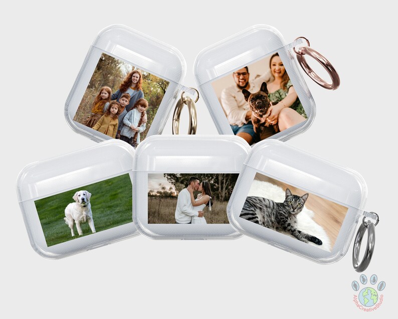 Puede incluir: Cinco estuches de pl&aacute;stico transparente con llaveros, cada uno con una foto diferente impresa en el interior. Las fotos incluyen un retrato familiar, una pareja, un perro, un gato y una pareja con un perro.