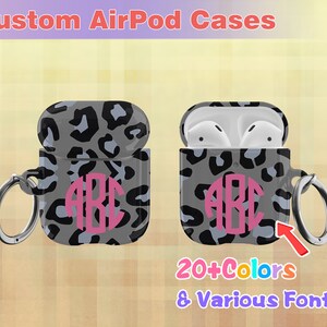 Puede incluir: Una funda personalizada para AirPod con un diseño de estampado de leopardo y un monograma rosa. La funda tiene un llavero plateado. Más de 20 colores y varias fuentes.