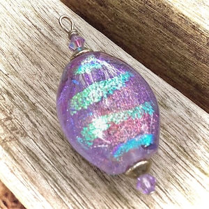 Colgante de vidrio dicroico SRA Lampwork hecho a mano, azul bígaro lavanda, plata de ley, cristales Swarovski de amatista, joyas de verano brillantes