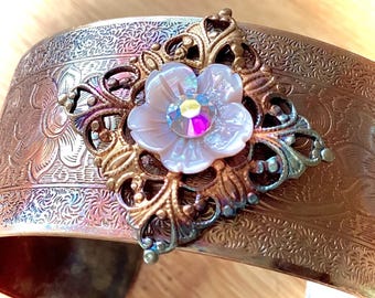 Brazalete de cobre grabado, pátina arcoíris, flor de nácar, cristal Swarovski