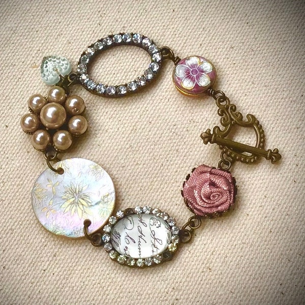 Handgemachtes viktorianisches Stil Armband, romantische Rose, Kristalle, geschnitztes Perlmutt, Herz, antikes Messing, OOAK Handwerker Geschenk für ihre Frau Mama