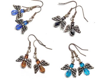 Pendientes colgantes de ángel con alas plateadas y cristal de cristal. Hechos a mano.