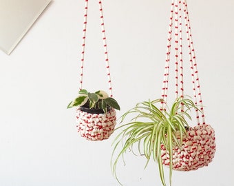 Hanging planter duet red and white, handmade in crochet from 100% recycled fabrics.