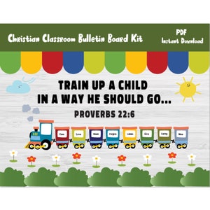 Op de afbeelding: Een kleurrijk prikbordpakket voor een christelijk klaslokaal. De set bevat een trein met verschillende gekleurde wagons, elk met een woord als "Zorg", "Liefde", "Delen", "Vergeven", "Luisteren", "Geven", "Zorgzaam" en "Leuk". De trein staat op een houten achtergrond met een witte wolk en een gele zon. De tekst "Opleiden van een kind op de weg die hij moet gaan... Spreuken 22:6" staat bovenaan het bord.