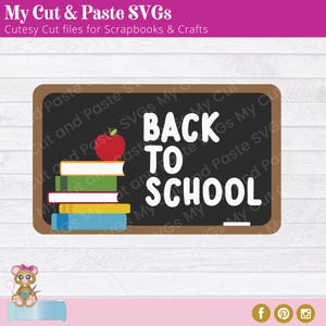 Può includere: Grafica in stile lavagna con le parole "BACK TO SCHOOL" in bianco. Una mela rossa è sopra una pila di libri. L'immagine è per scrapbook e artigianato.