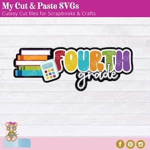 Può includere: Un design SVG colorato per scrapbook e artigianato. Il design presenta le parole "Fourth Grade" in un font giocoso, con una pila di libri e una calcolatrice. Il testo "My Cut & Paste SVGs" è in alto.