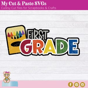 Può includere: Un file di taglio SVG colorato con le parole "PRIMA CLASSE" e una scatola di pastelli. Questo design è perfetto per lo scrapbooking, l'artigianato e i progetti scolastici.