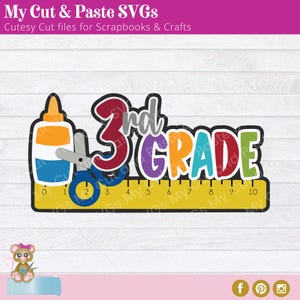 Può includere: Un design SVG colorato per scrapbook e artigianato, con il testo "3rd GRADE" in vari colori, un flacone di colla, forbici e un righello. Il design include anche il testo "My Cut & Paste SVGs" e "Cutesy Cut files for Scrapbooks & Crafts".