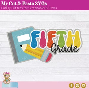 Può includere: Un design SVG colorato con le parole "FIFTH Grade", una matita e un quaderno. Il design include il testo "My Cut & Paste SVGs" e "Cutesy Cut files for Scrapbooks & Crafts". Il design è su uno sfondo di venature di legno bianco.