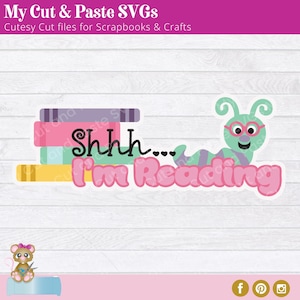 Puede incluir: Un diseño SVG colorido con una pila de libros y una oruga leyendo con gafas. El texto "Shhh... I'm Reading" se muestra en una fuente lúdica. Ideal para álbumes de recortes y manualidades.
