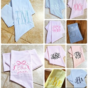 Monogrammed Baby Sash: Embroidered Seersucker Bow, Newborn Photo Prop Swaddle Ribbon Gift Accessory bild 3