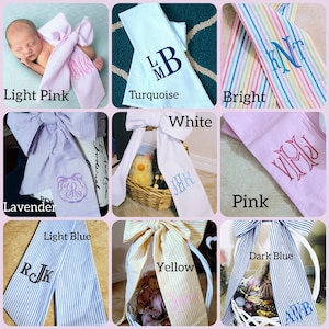 Pode incluir: Uma colagem de dez la&ccedil;os de fita listrada de diferentes cores com monogramas personalizados. As fitas s&atilde;o nas cores: rosa claro, turquesa, brilhante, lavanda, azul claro, branco, rosa, amarelo e azul escuro.