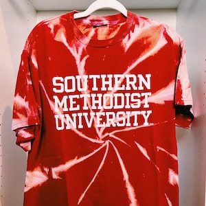 Camiseta tie-dye da Universidade Metodista do Sul